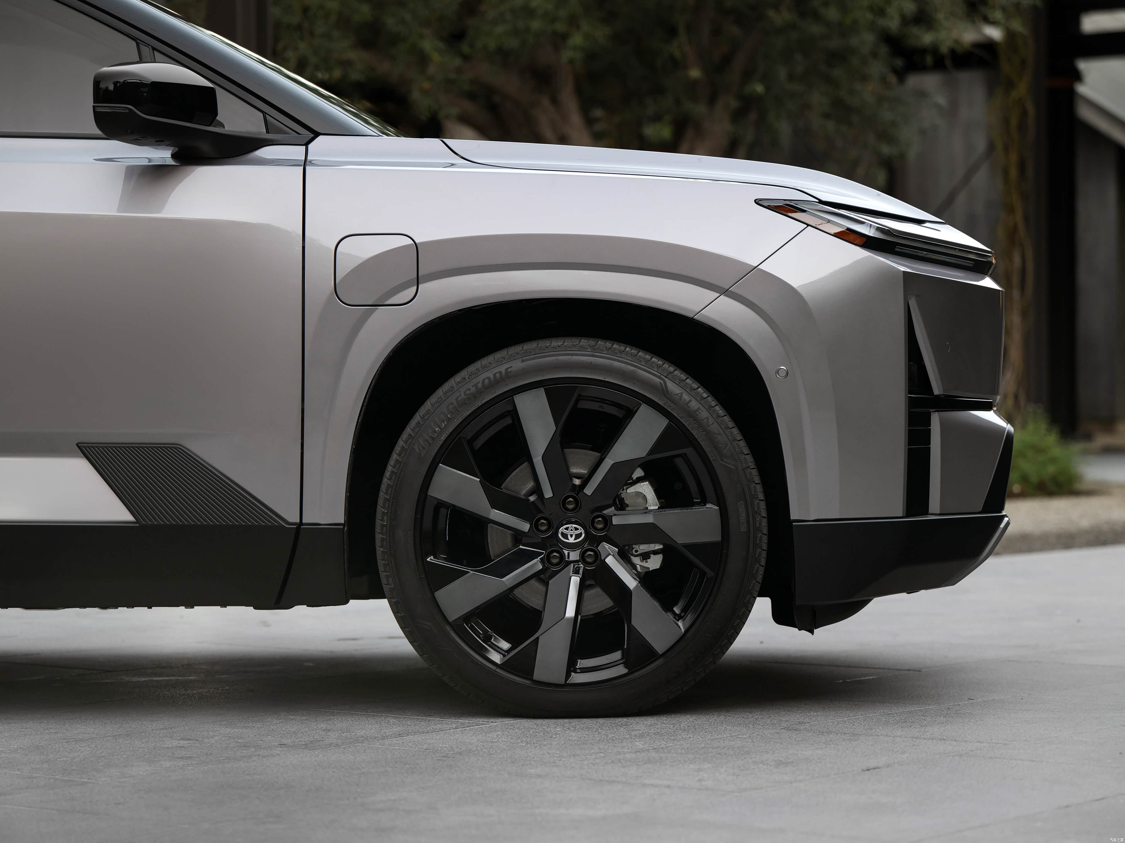 纯电的丰田汉兰达亮相，硬汉的造型！新TNGA-K平台，最大续航515公里，三排七