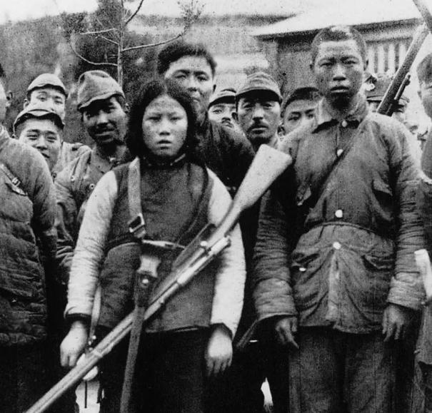 1944 年，河北平谷。女侦察员刘杰英被日军活埋，在敌人走后，村民们都围了上来，
