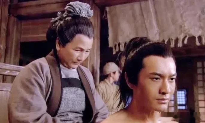 才知道郑佩佩居然还曾饰演过黄晓明的母亲，当时黄晓明饰演岳飞，郑佩佩老师在他背上刻