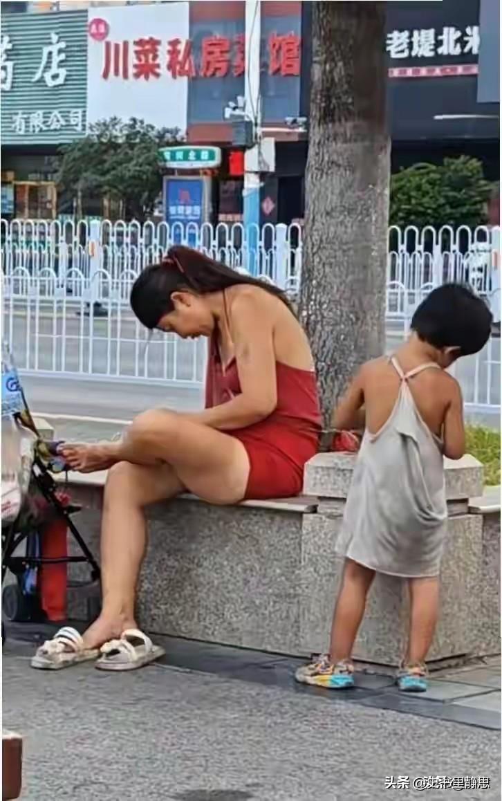 徐州街头出现一对特殊的流浪母女，母亲穿红色连衣裙打扮时尚，路人拍下视频后，大家纷