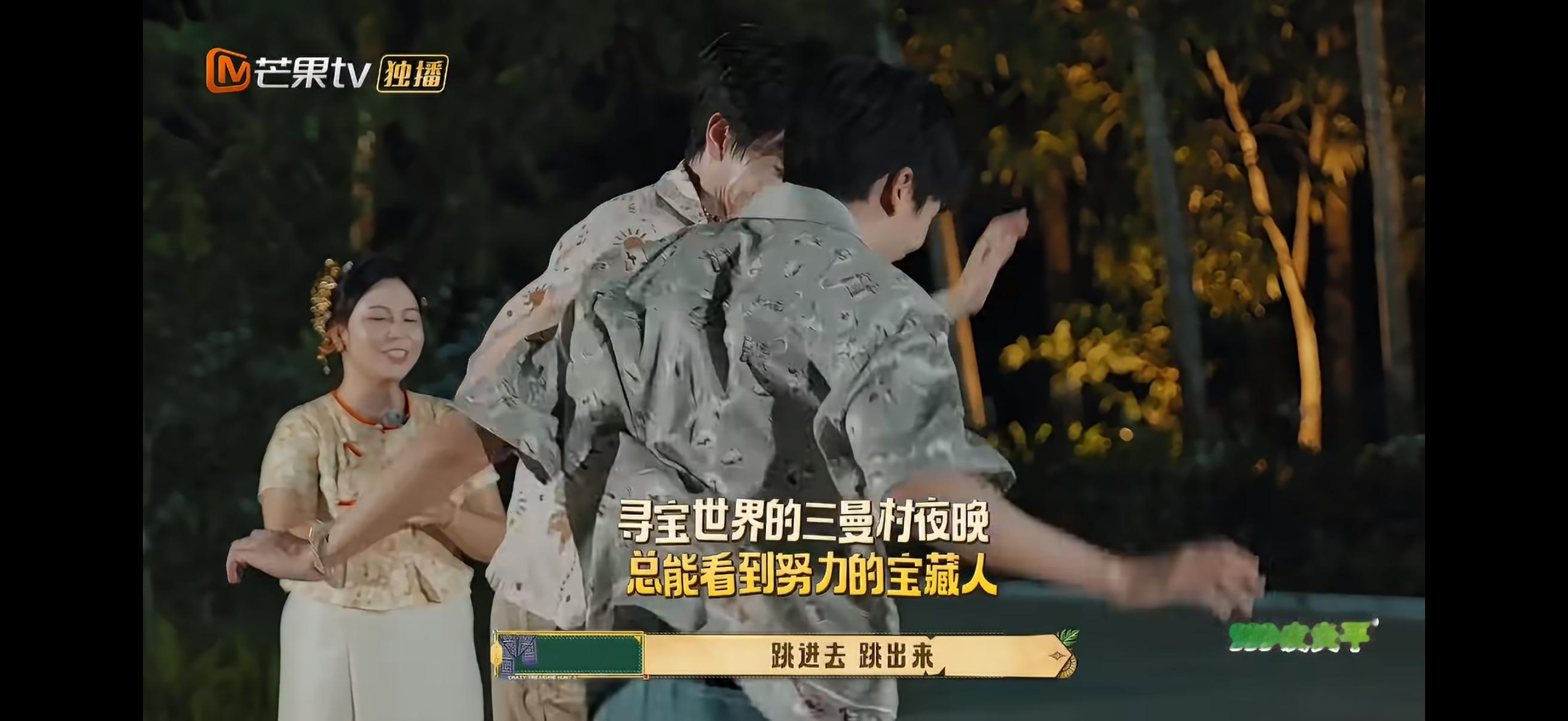黄子弘凡跳竹竿舞点到笑穴 跳竹竿舞对黄子弘凡来说已经不重要了，重要的是他笑得多开