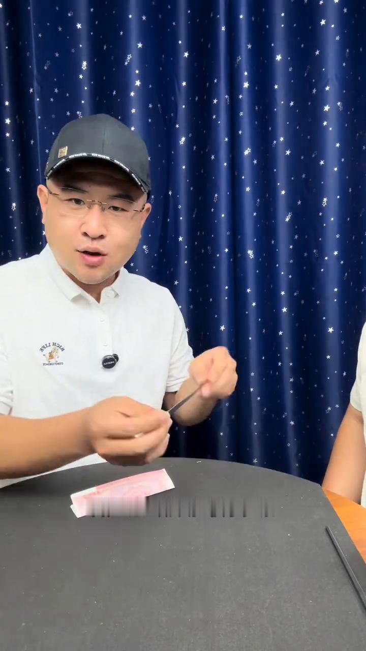 这招骗了我30年，今天终于破解了。
大家好，视频中的钞票劈断筷子是如何做到的？接