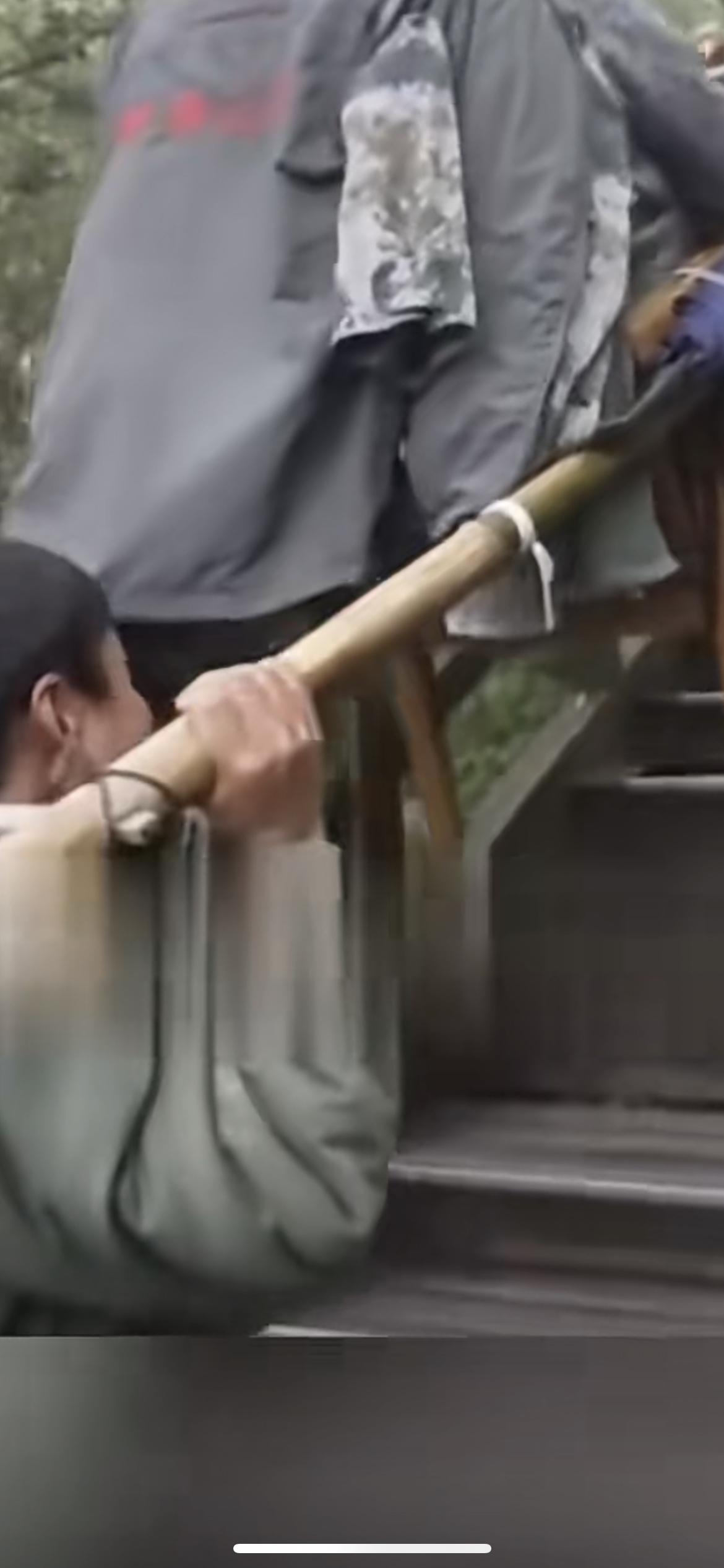 爬一趟山差点倾家荡产？一女游客在爬贵州梵净山时，得知坐滑竿上下山的收费竟然按斤收