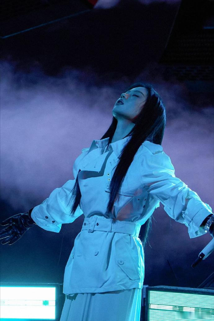 单依纯还你茉莉舞台 2026 网络视听盛典上，单依纯的《还你茉莉》舞台极具东方韵