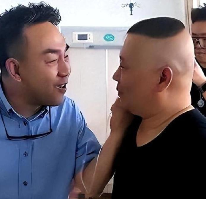 以前好的如亲兄弟两个人如今为何互撕，当初郭德纲德云社开张。杨少华老师亲自去捧场，