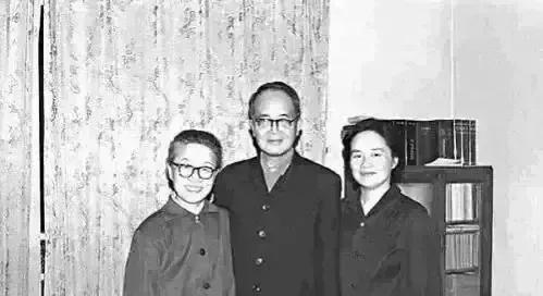 1931年，林徽因家经常举办文化沙龙，可却从来不邀请邻居钱钟书。为此，钱钟书写文