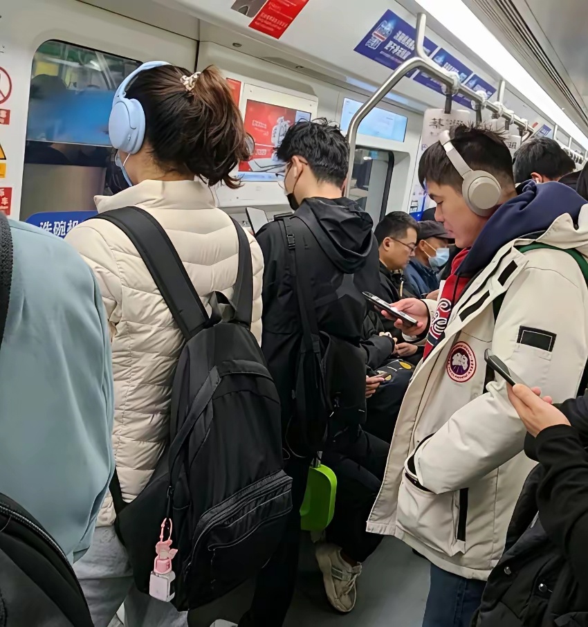 只要你是地铁上下班的，最值得的一笔消费就是sony头戴式降噪耳机。价格1500-