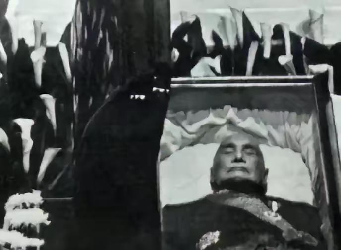 1975年，蒋介石卧在病榻上，奄奄一息，他忽然缓缓抬眼望向宋美龄，用尽力气轻声说