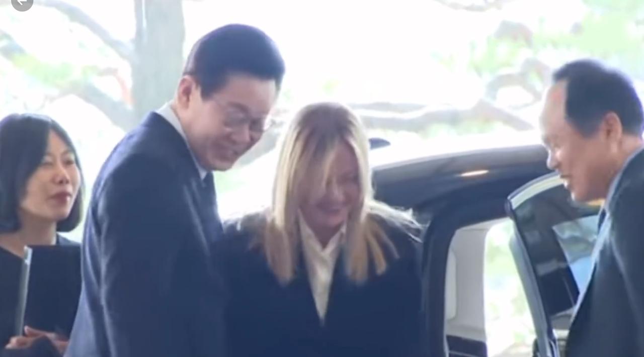 1月19日李在明的意大利语随行翻译好温柔呀！这个意大利语翻译姐姐和总统先生一起站