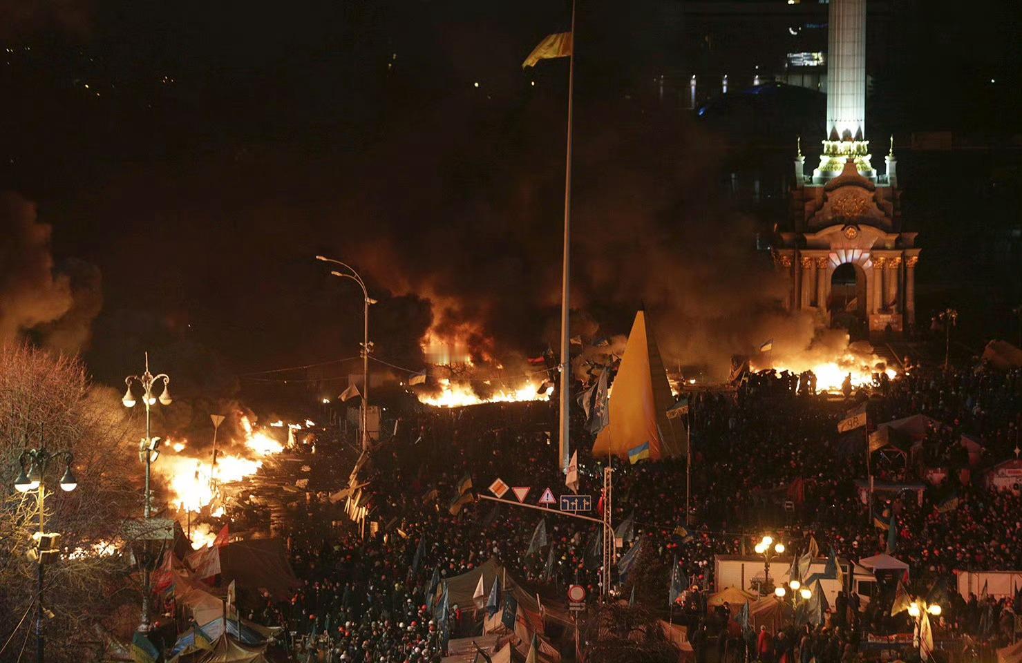 飞扬军事 2014年2月20月，乌克兰首都基辅独立广场发生大规模枪击事件，导致原