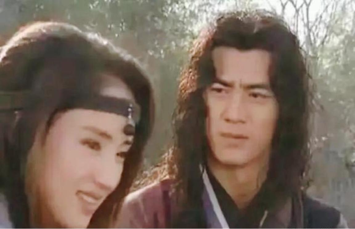 2004年，演员任天野突然接到大11岁继母的电话：“天野，我有了你爸的宝宝。他却