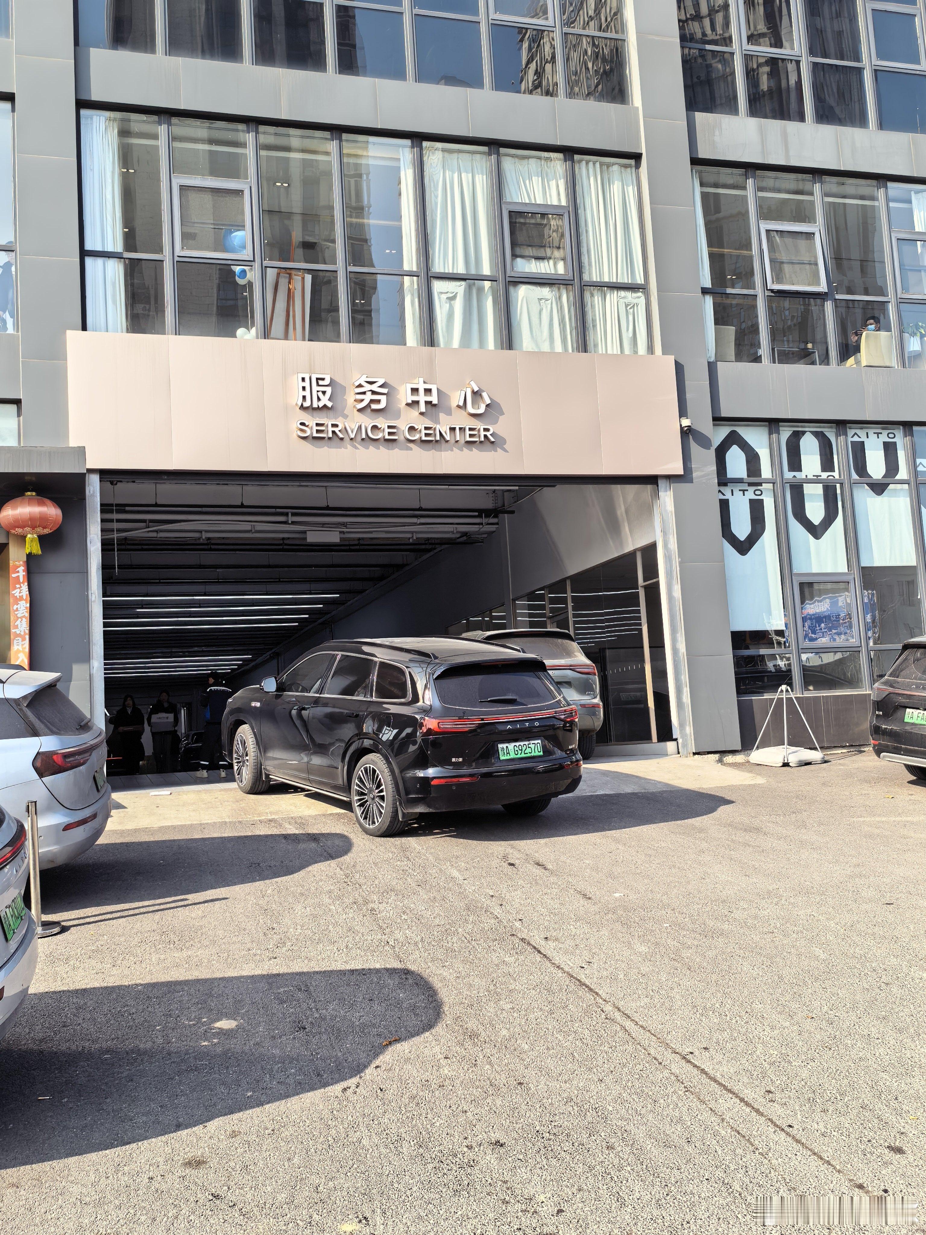 今天来给问界M5做冬季免费保养工作日还得排队，问界越来越多了