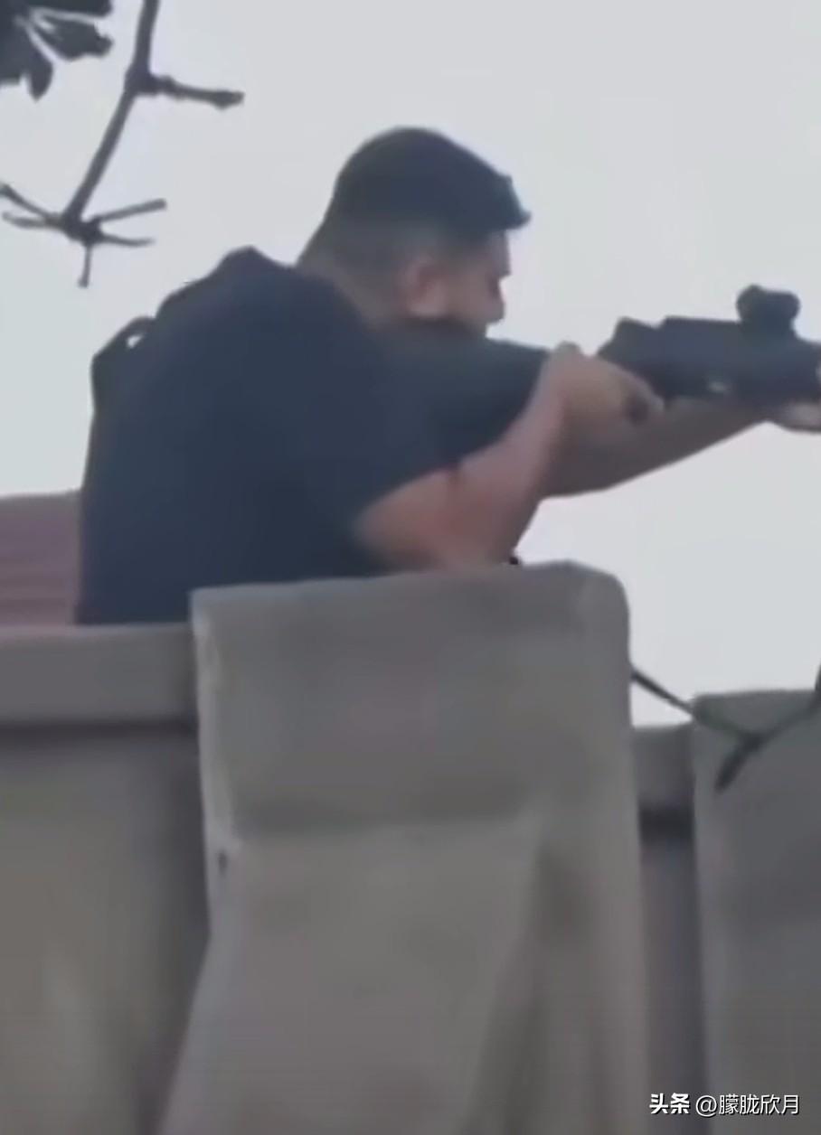 2025年12月14日傍晚，澳大利亚悉尼的标志性景点邦迪海滩，骤然被密集的枪声撕