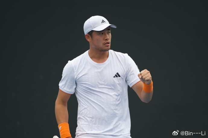 吴易昺晋级澳网正赛 男单资格赛决胜轮，中国选手吴易昺以6-3 6-2战胜博耶，连