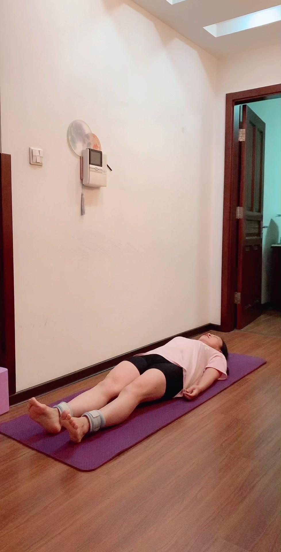 1️⃣动作要点：腿部抬起时勾紧脚尖，注意肌向外旋转，保持股外侧肌和股内侧肌发力，