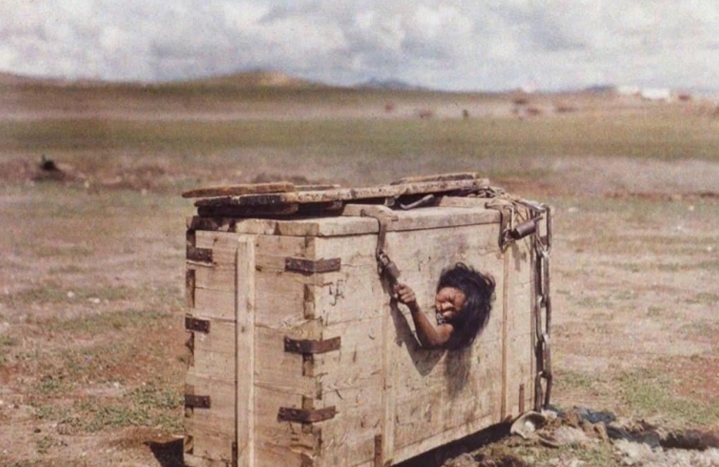 1913年，蒙古乌兰巴托，一女子因通奸获罪，遭“箱刑”惩处。

这起发生在百年前