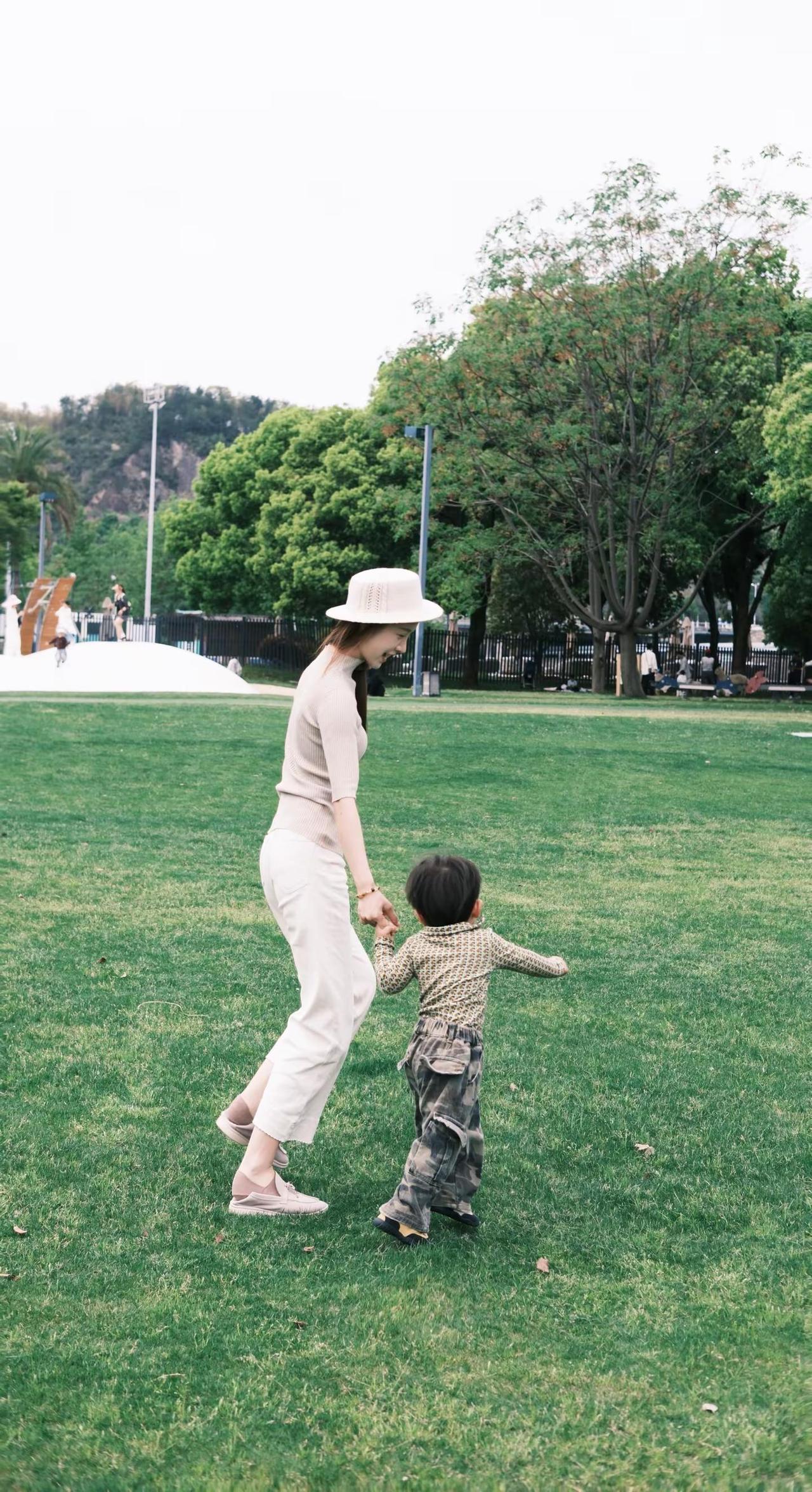 平静的幸福贯穿我的每分每秒～带娃日常 母子穿搭