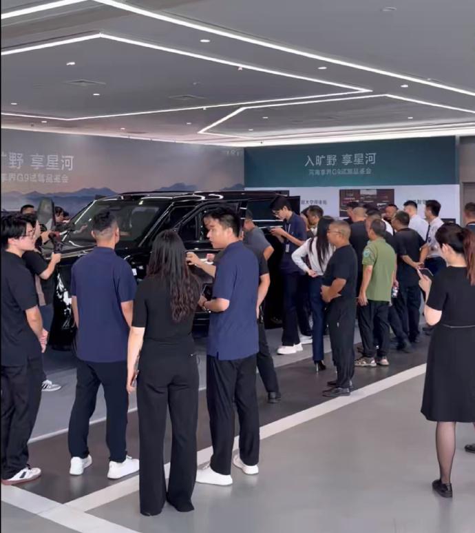享界G9试驾排队排麻了  享界G9现在门店是什么场面？我上周末路过店里，看见有人