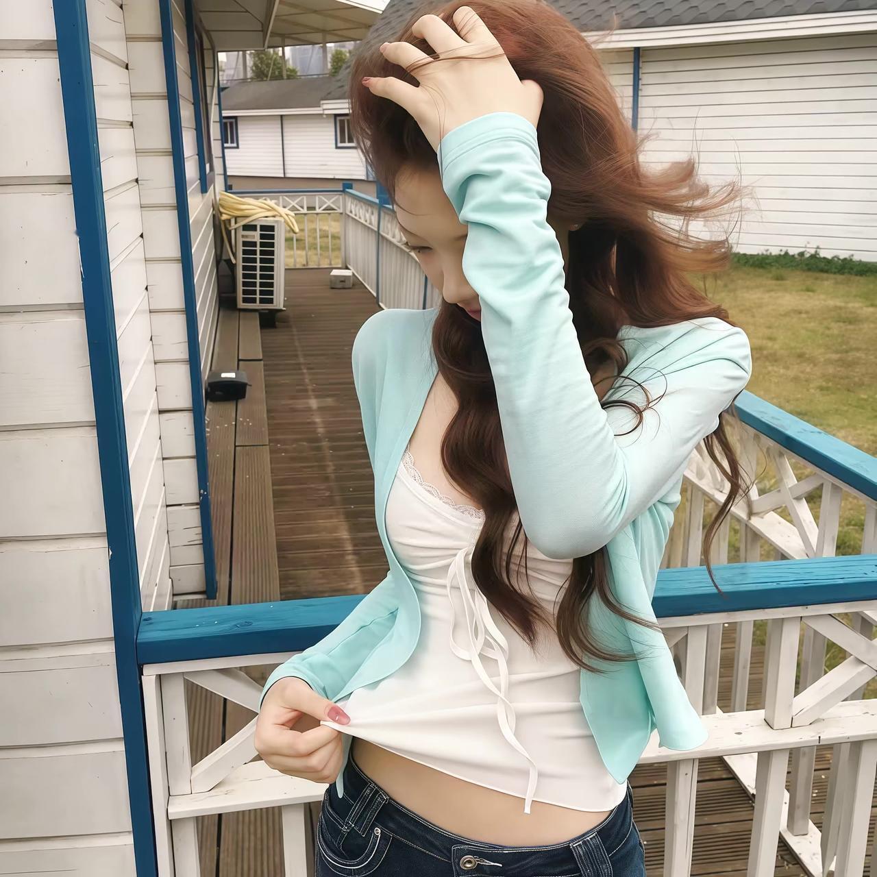 我觉得是这样子。
首先女孩容颜精致。
其次女孩要会打扮，一件适合自己的穿搭能够极