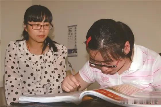 一场特别的高考保障，在湖北巴东悄然上演。当地一位身患脑瘫的考生，获准每场考试拥有