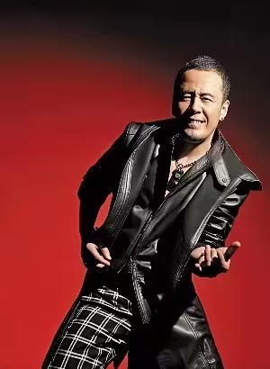 杨坤被骂上热搜，这事儿真不冤！
想当年他靠《无所谓》火遍大江南北，如今却被网红“