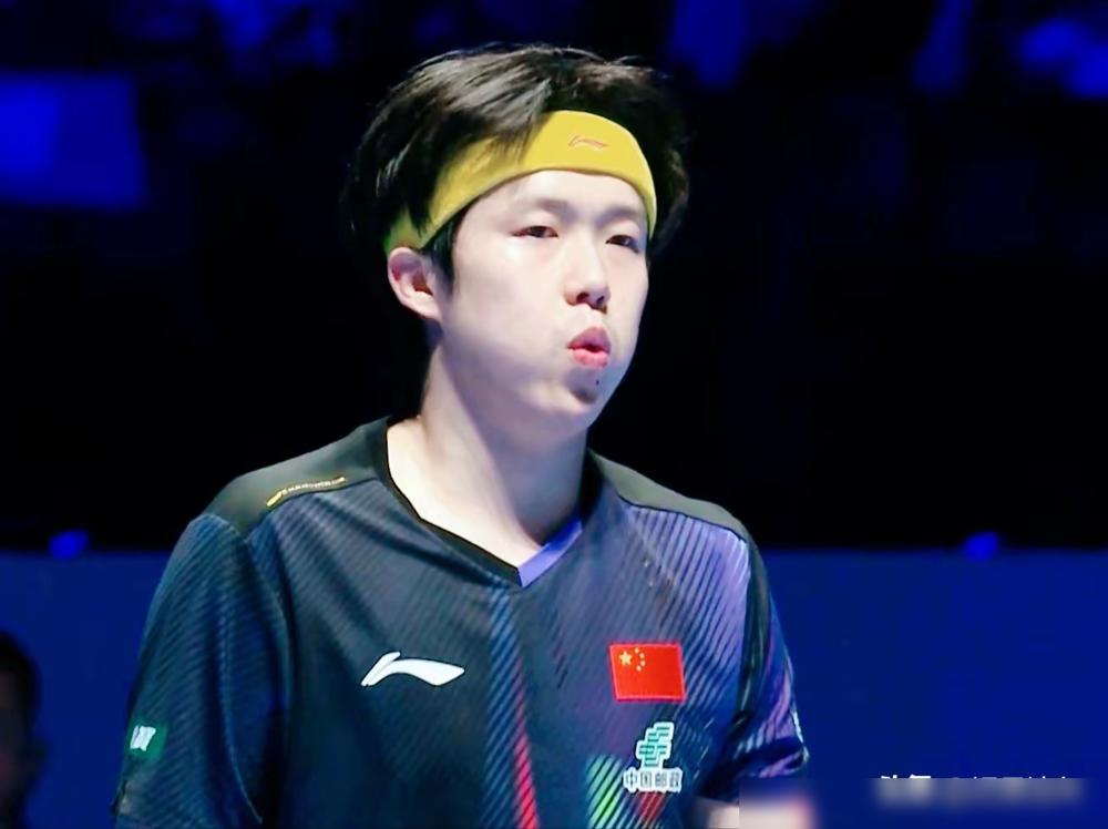 别再心疼王楚钦了。
你看到的1：3绝境，不过是国乒递给他的一份压力测试。而且是