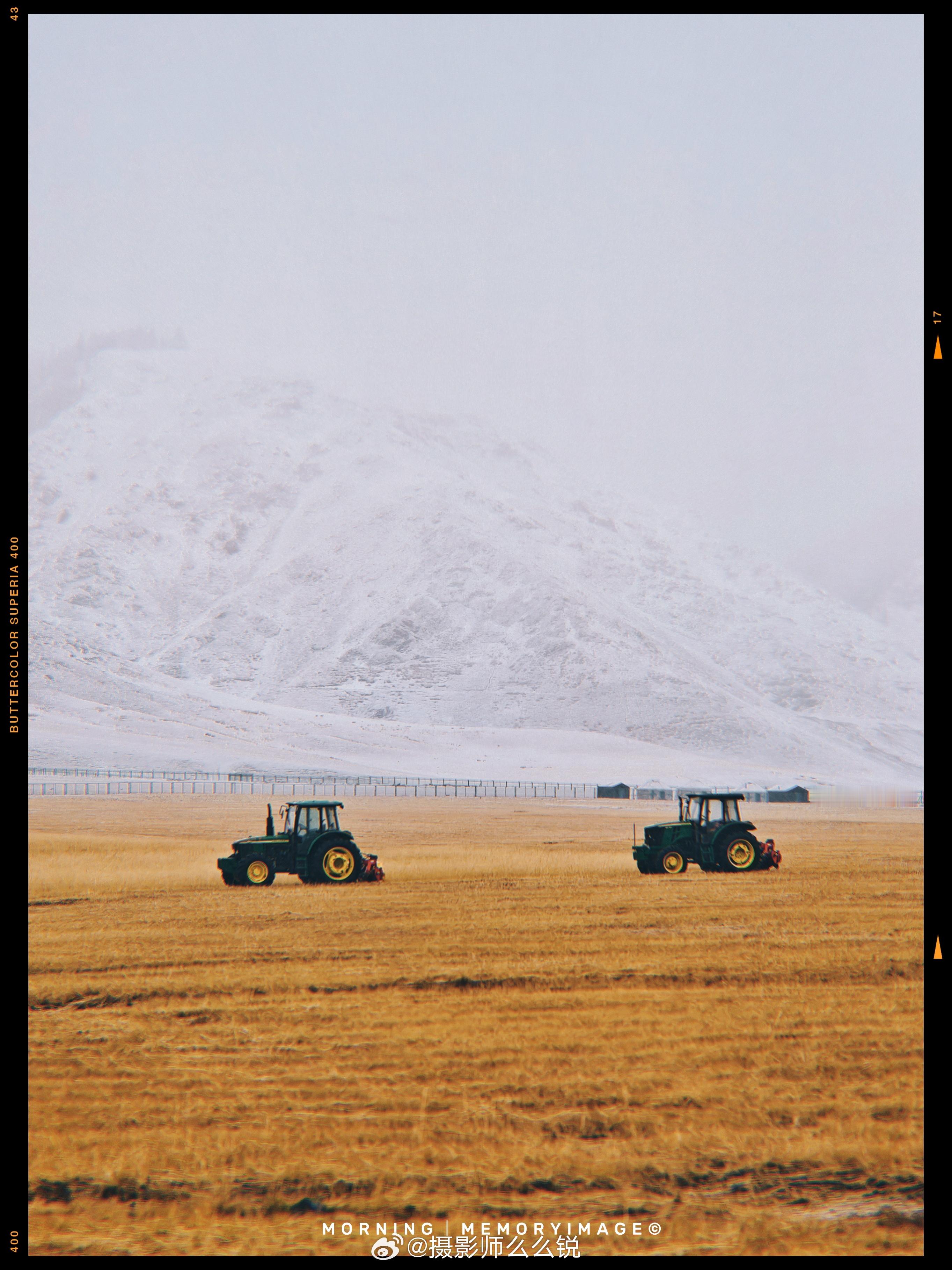 10月的赛里木湖已经褪去了盛夏的郁郁葱葱，秋风拂过的湖畔旁，金黄色慢慢地席卷湖边