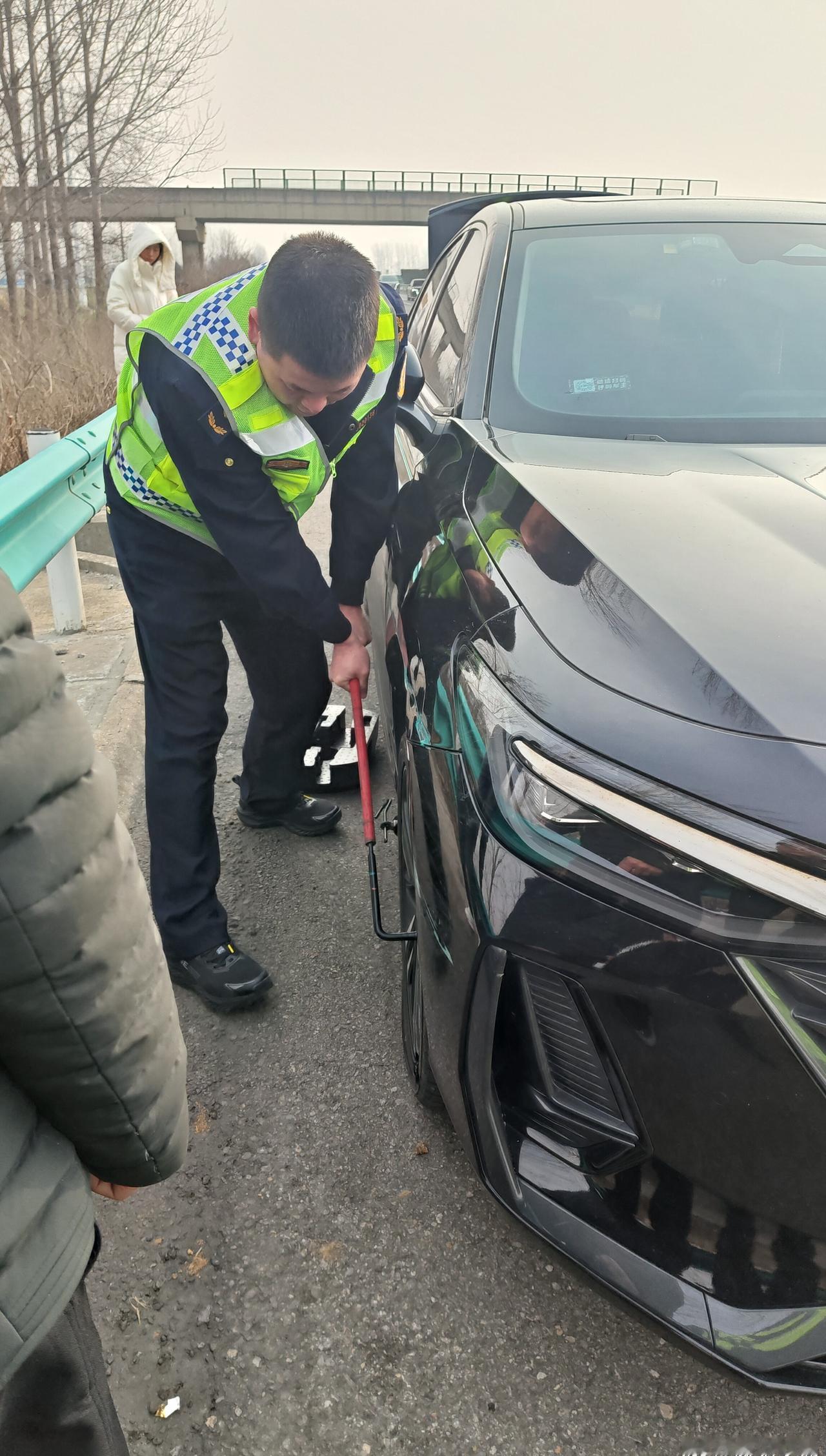 【河南交通：春运路上显担当 暖心救助护平安——漯周阜高速党员突击队联动多部门紧急