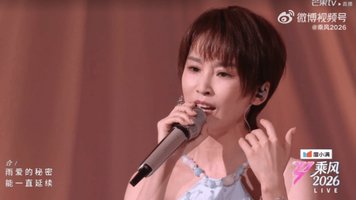 谢楠从鞋里拿出拉票小抄谢楠也太真实了，大庭广众直接从鞋子里掏出拉票小抄，慌张又可