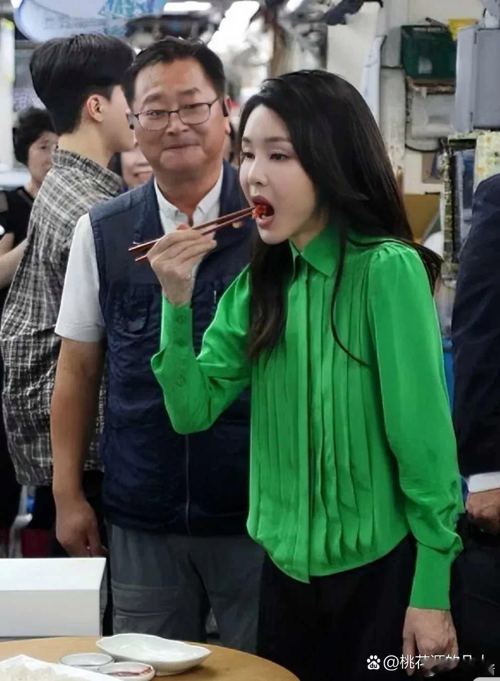 韩国第一夫人这颜值真是不老啊，感觉她比她老公更受欢迎。 ​​​