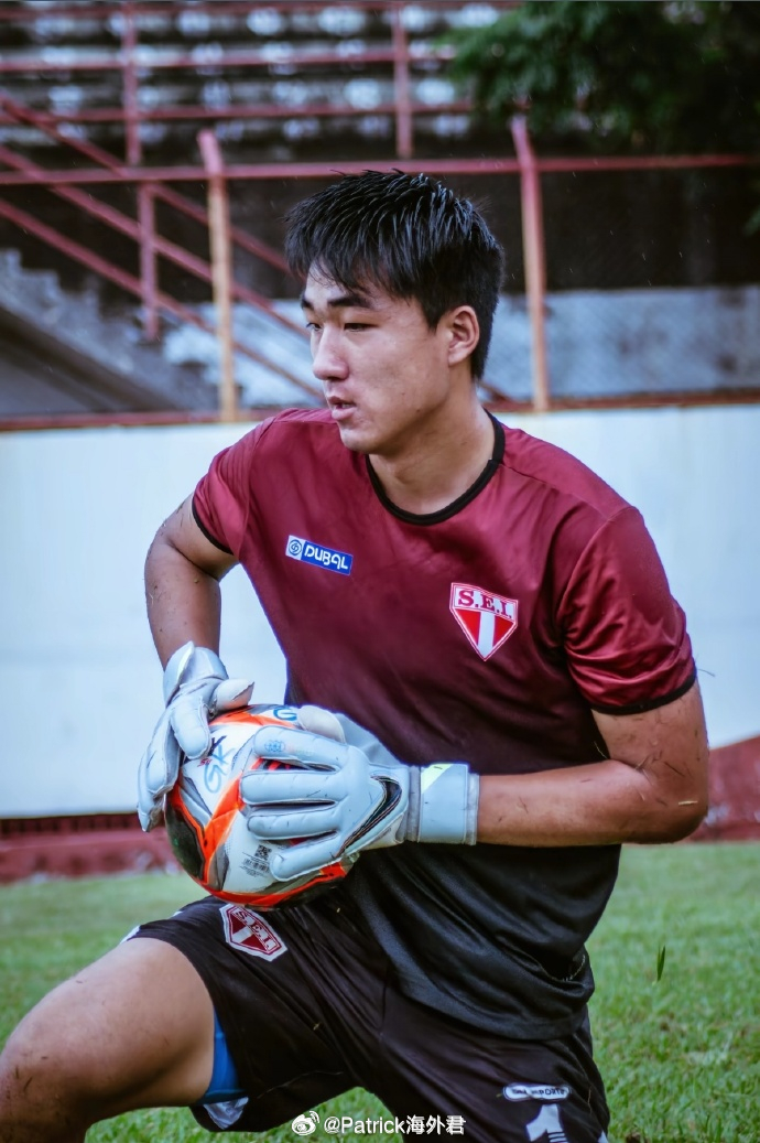 19岁巴西留洋门将 刘鹏飞 回国加盟中甲无锡吴钩。刘鹏飞出生于2006年4月，出