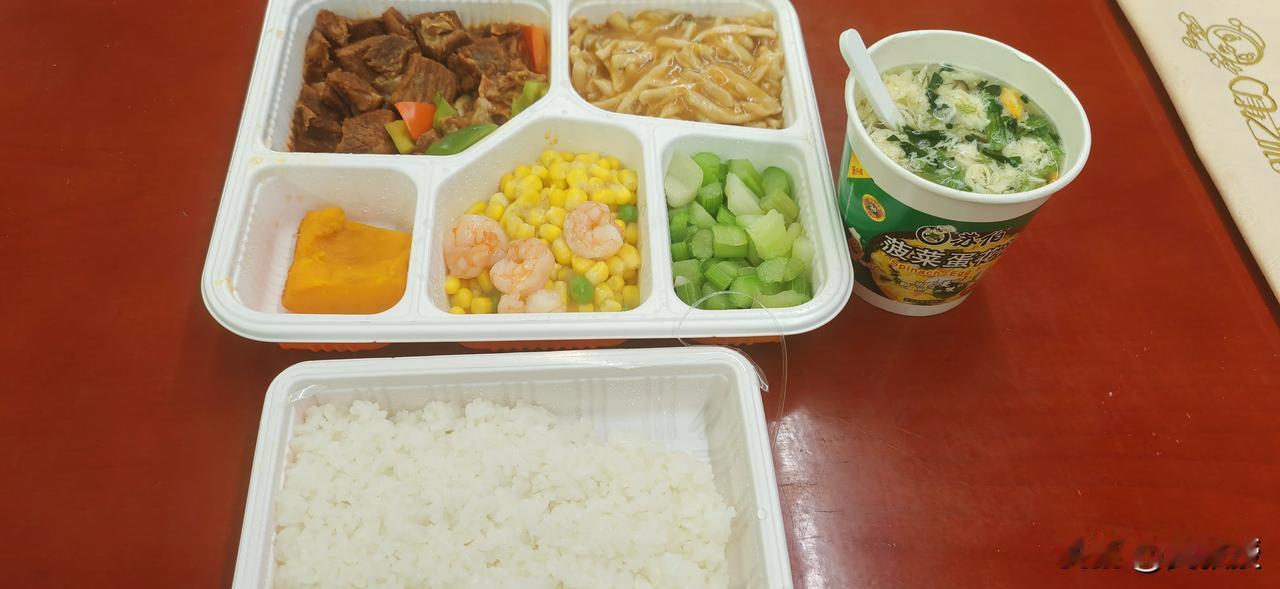 高铁盒饭
68块钱，牛肉的，不过挺塞牙
蛋花汤8块钱，一共76块钱
客观的说，贵
