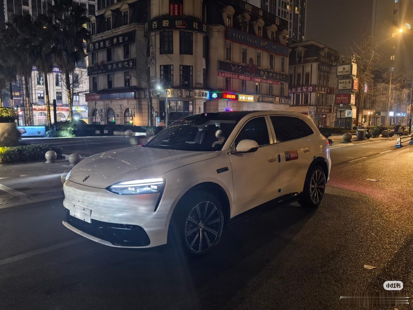 网友疑似拍到了两辆问界M6实车！白色看着是感觉怎么样？问界m6实力登场