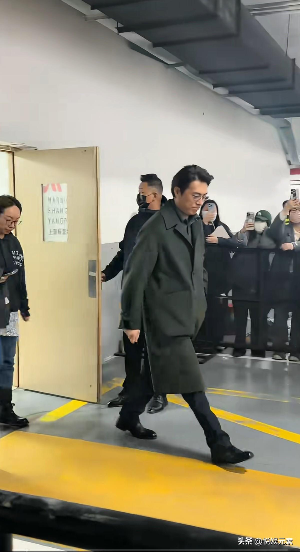 风度翩翩，才华横溢。
这应该是最帅的厅级干部了吧。