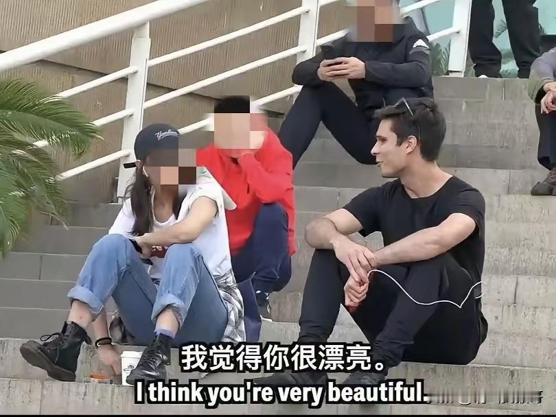 脸都没了！这个外国人叫Adrian，是澳大利亚人，这是他在南京游玩时偷拍的一个测