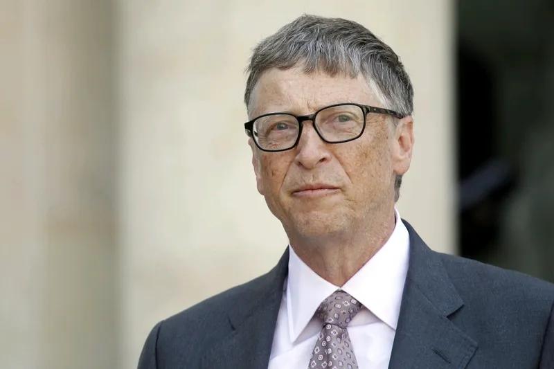 比尔·盖茨在最近的采访中承诺，到2045年将通过他的慈善基金会捐出2000亿美元