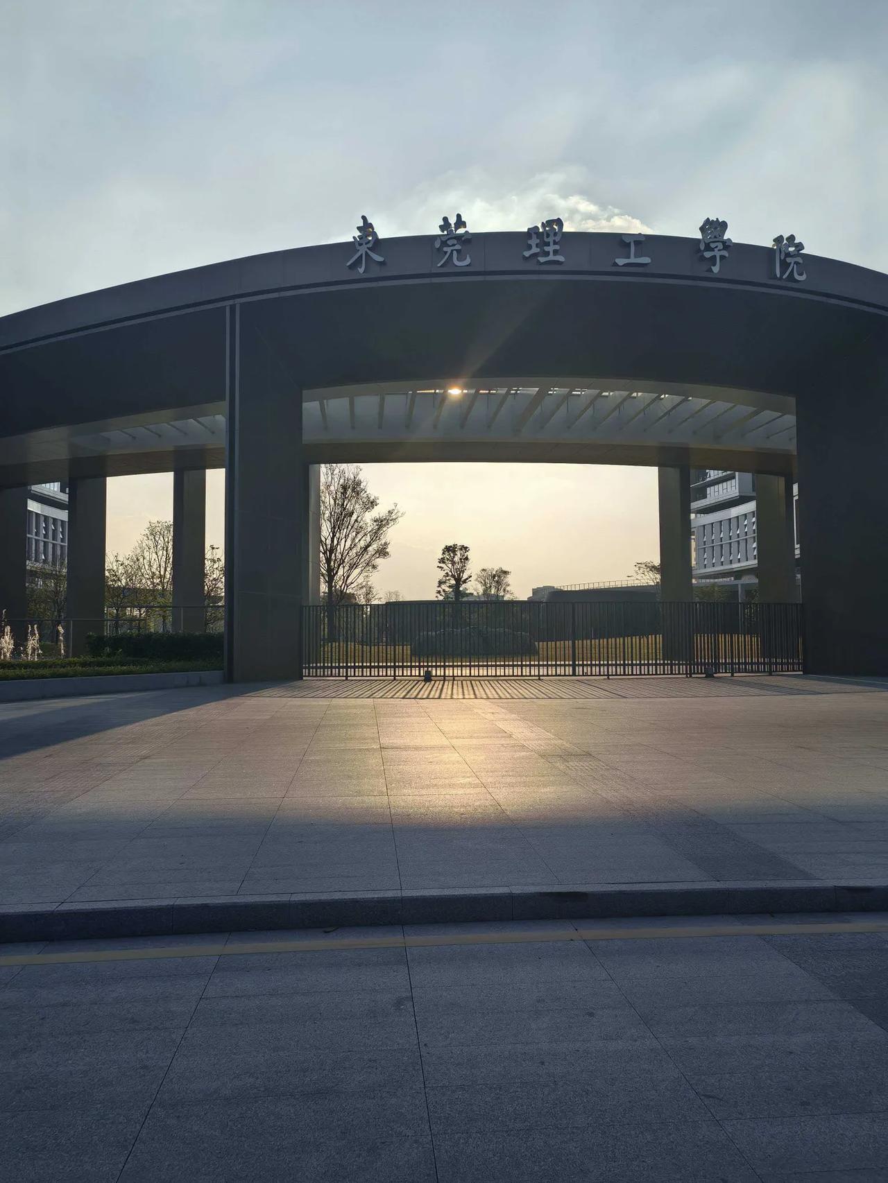 没想到东莞理工学院那么高大上，就凭它的正面照，足可以称得上霸气泄露了。今天去东莞