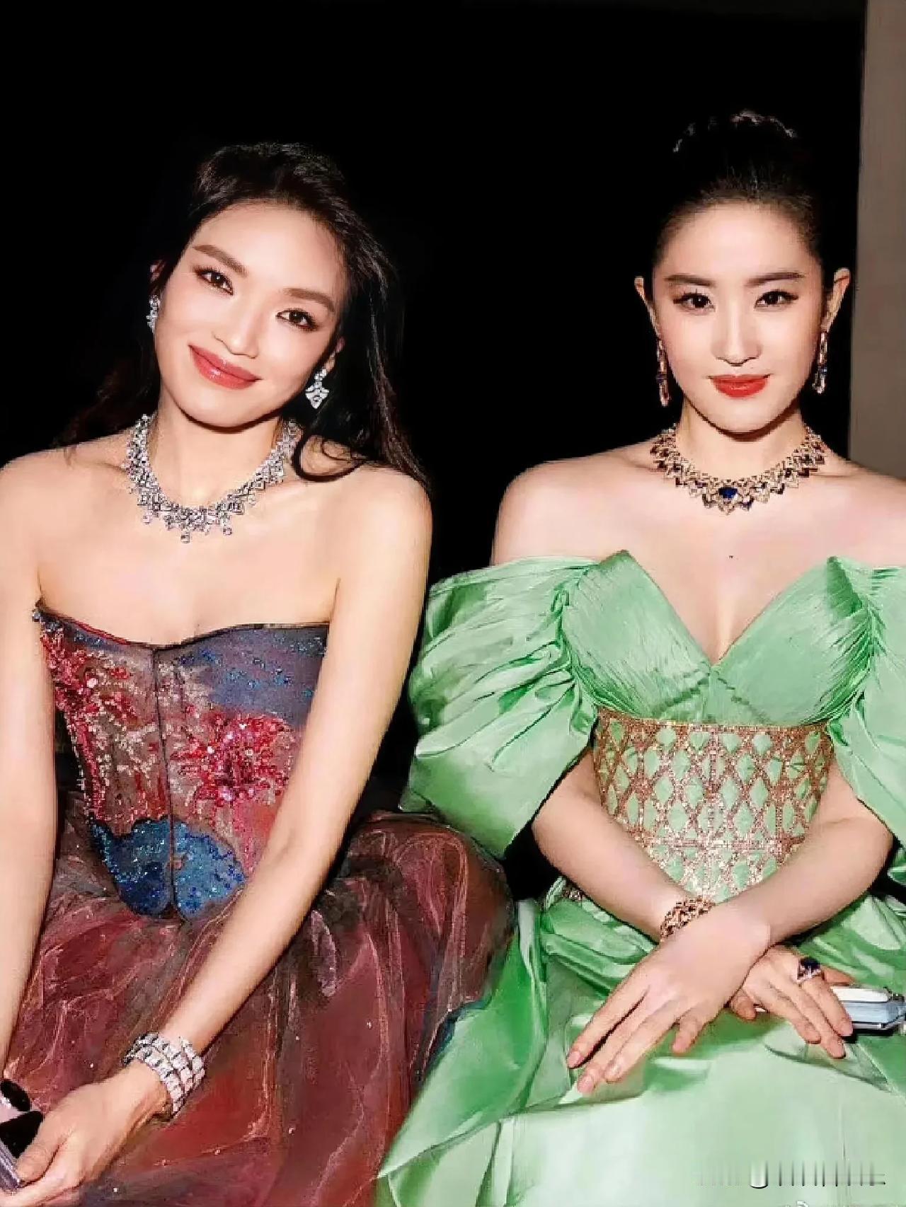 两位都是明星，左边是舒淇icon，右边的美女是谁呀？裙子泡泡袖增添复古感，高贵迷