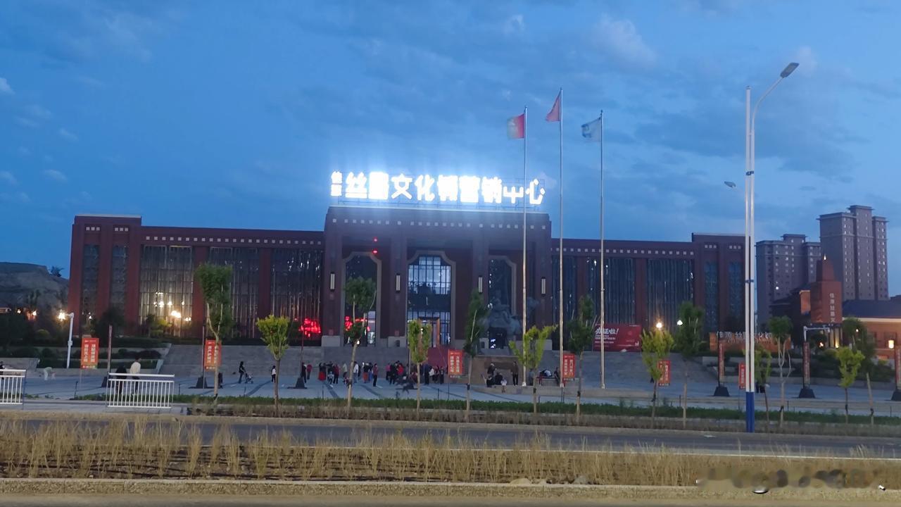 手记｜西泉街上的“跨栏客”：150米斑马线，能不能在小区门口开个口子？

   