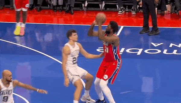 好家伙！恩比德造犯规就不会打球了？
在今天NBA季中锦标赛费城对阵凯尔特人的第四