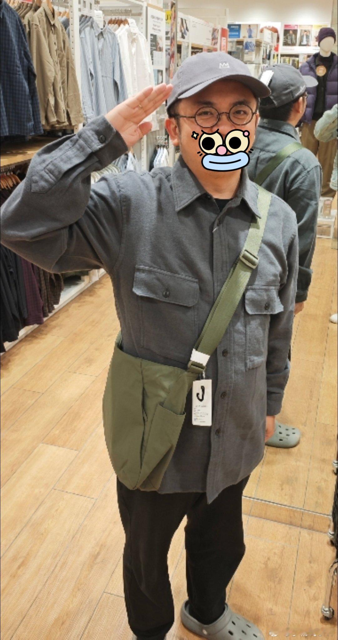 这衣服和眼镜太应景了小杨哥随手拍  ​​​