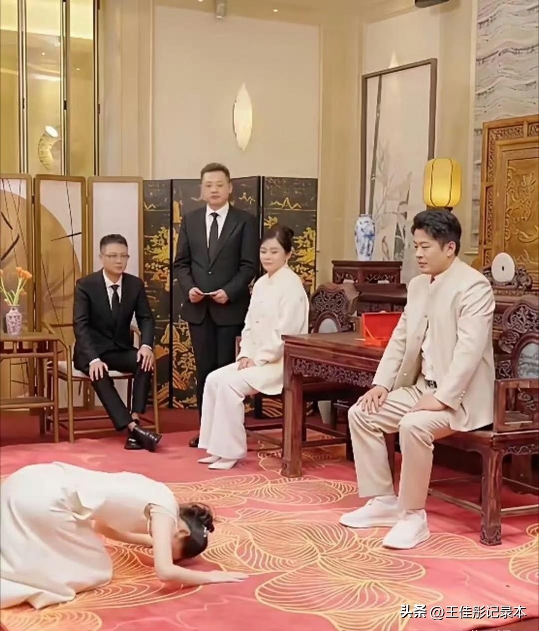 带货主播收徒现场，给师傅磕头，好古老的收徒方式！

估计很多人都想当他徒弟，这一