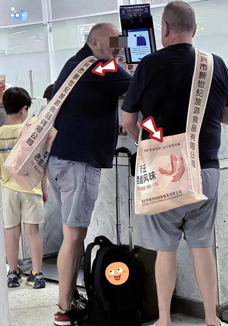 哈哈，这是哪个人才搞出来的，这要是中国人在自己地盘是背着，估计都得尴尬的找个地缝