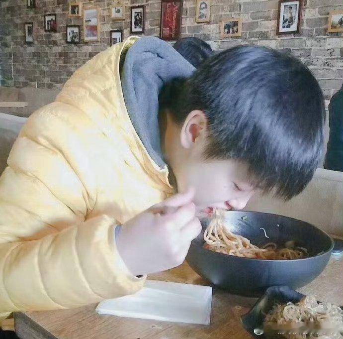 孙颖莎饭张力这一块 什么是天生的饭张力？看看孙颖莎就知道了，她吃饭时香喷喷的模样