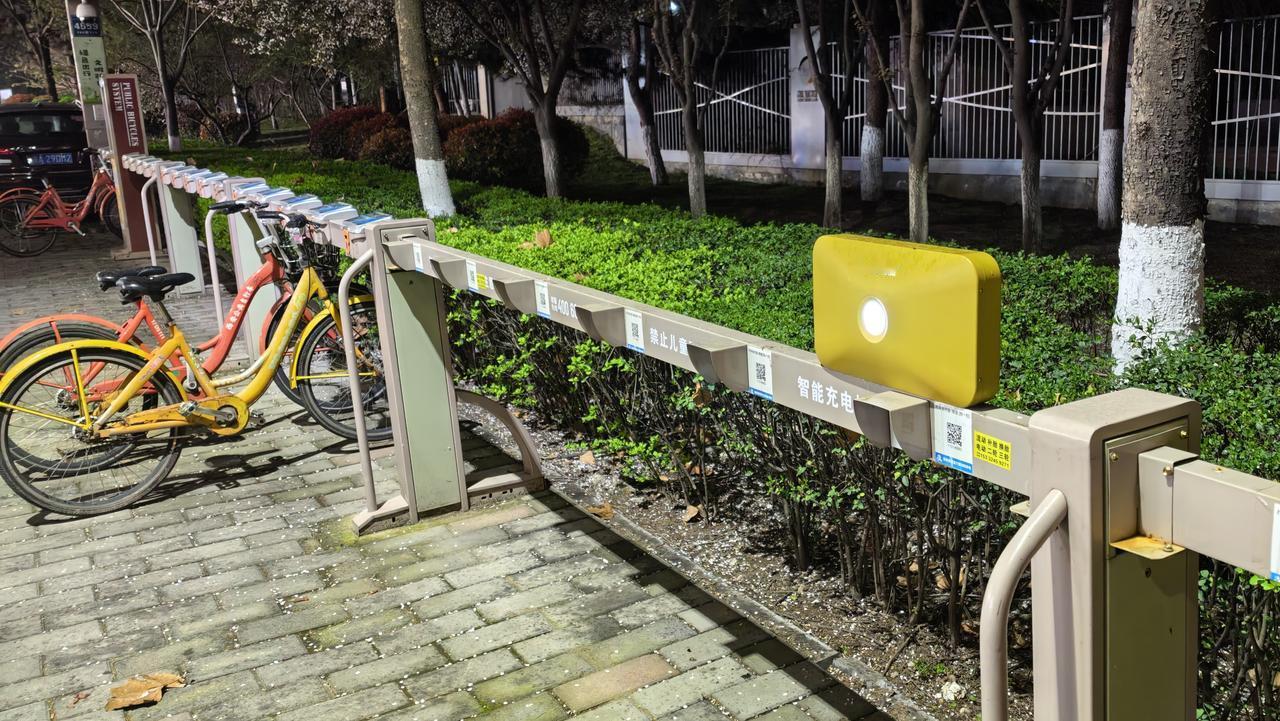 春寒之下，西安的公共自行车自行车也开始自救了，原本用来卡位锁车的地方，被创新改造