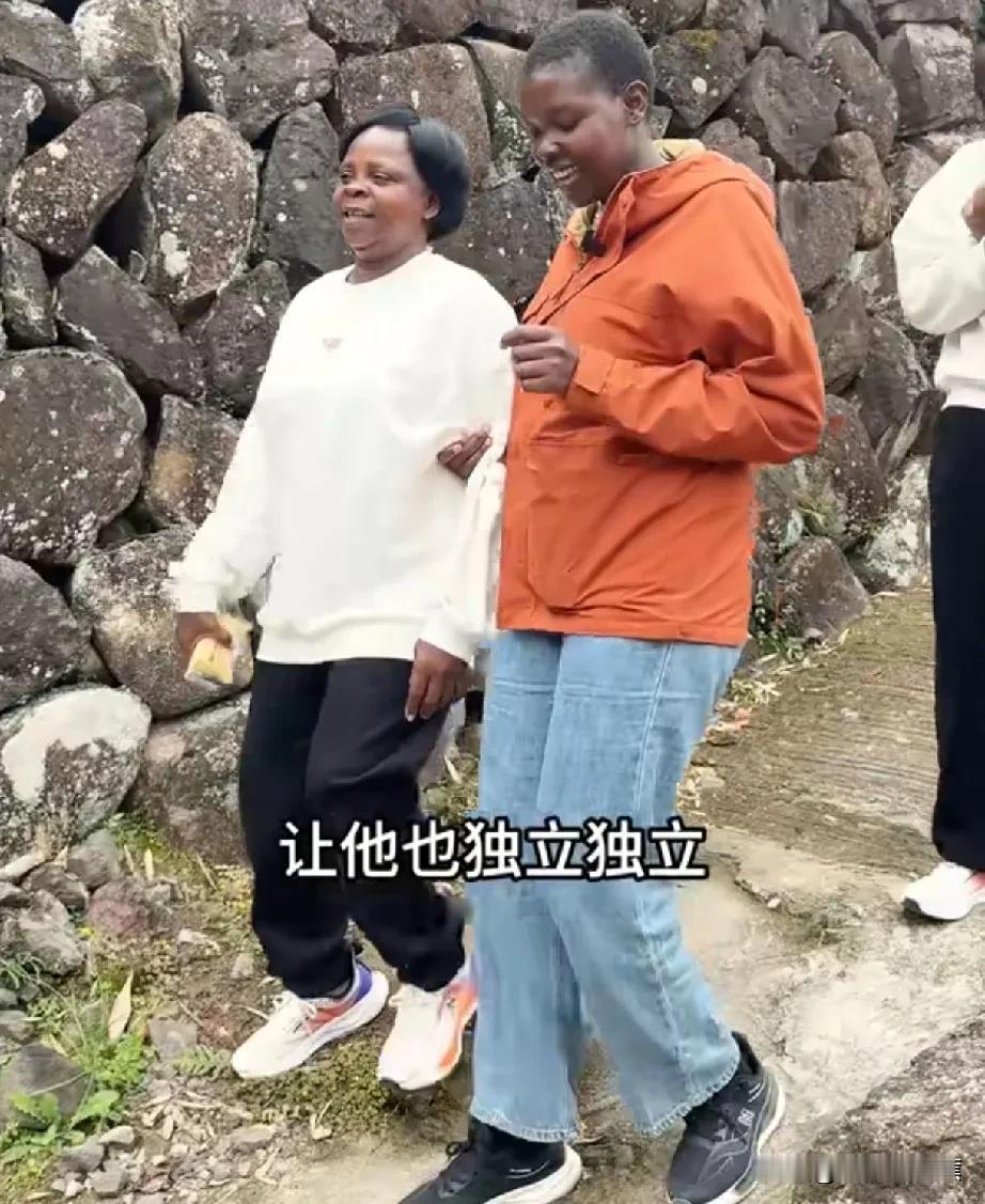 肉丝妈妈和姐姐抱着乐乐，去校门口接住校的吴子安放学。
肉丝妈妈真的太能提供情绪价