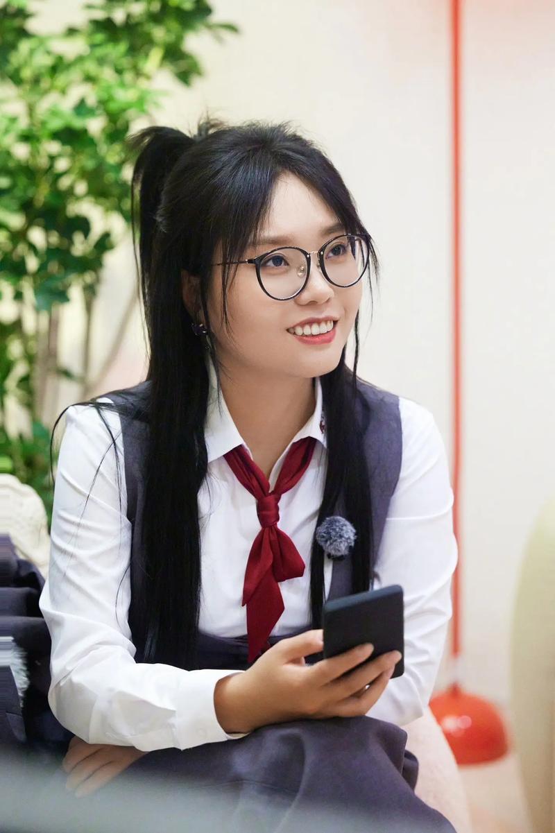 在综艺游戏里别人还在懵圈拼凑信息，李雪琴早已秒锁答案实现全程零失误。就连复杂的互