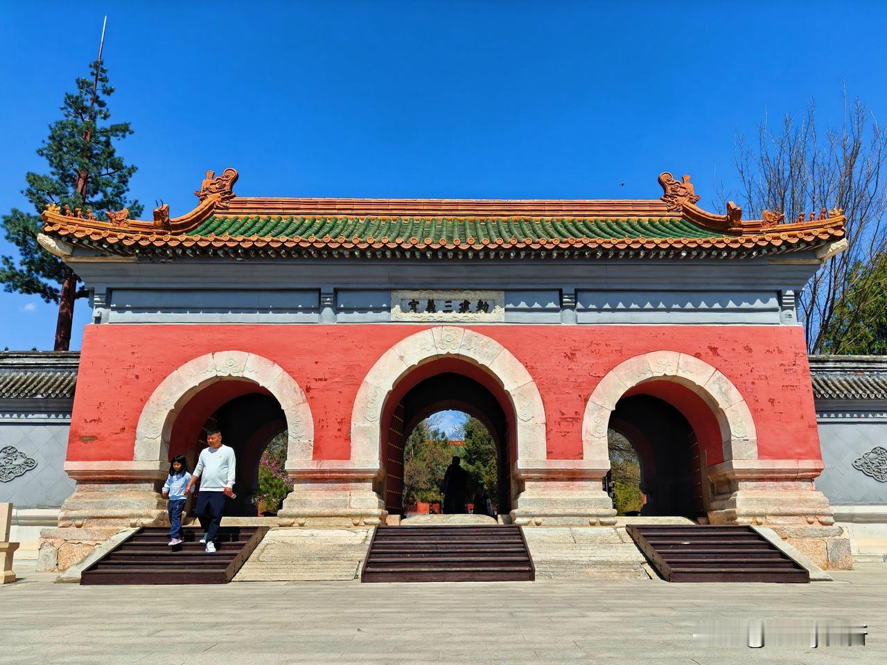 走进涿州张飞庙·桃园三结义原址，便撞进了一段金戈铁马的三国往事。红墙黛瓦，飞檐翘