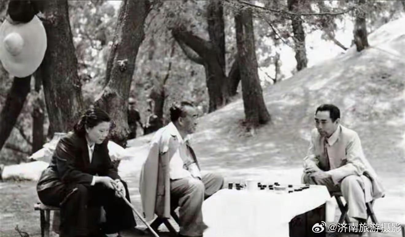 1955年摄于明十三陵，朱德与周恩来山间对弈围棋，左侧相伴的是朱德夫人康克清。山