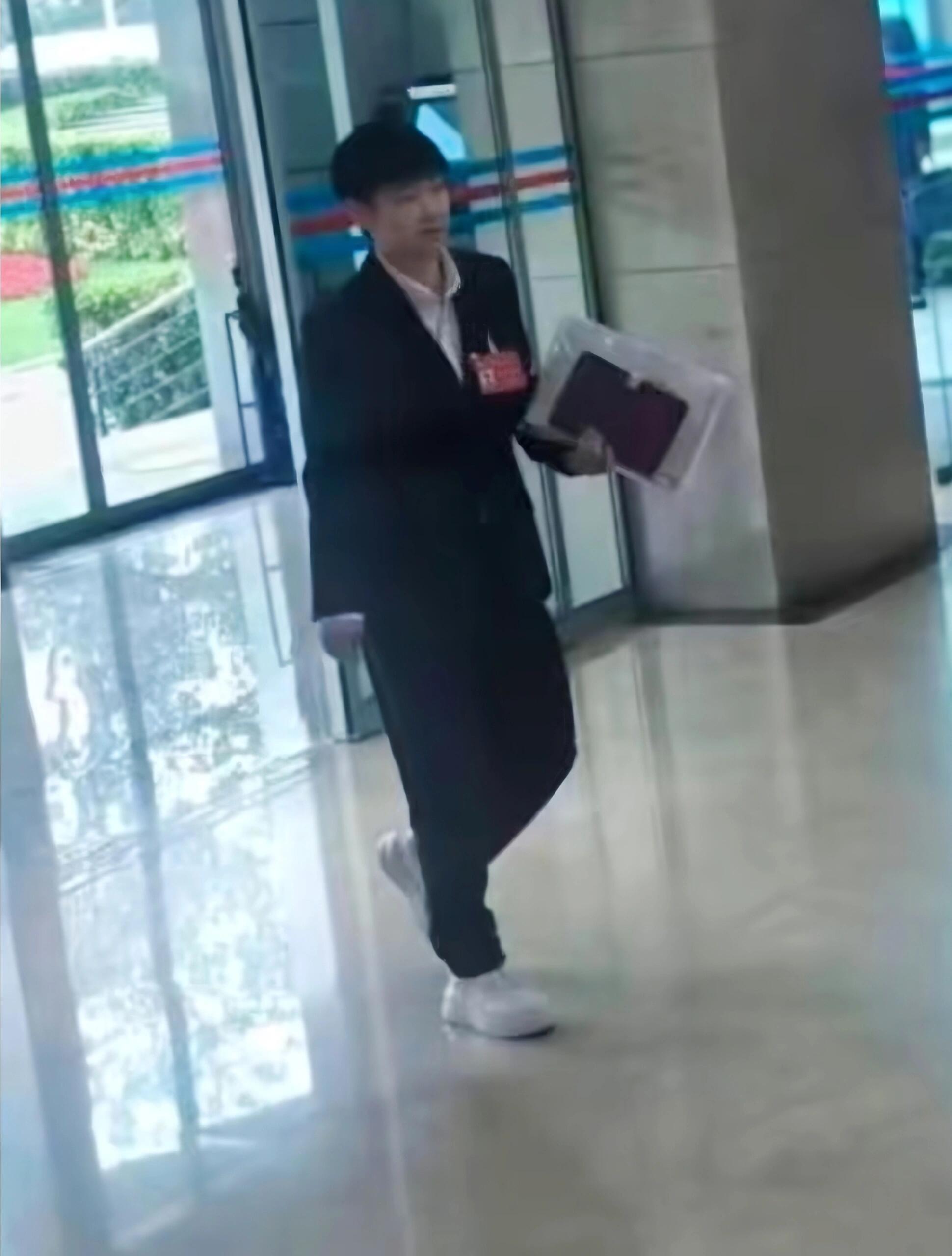 又刷到一张正面西装宝 但画质感人
